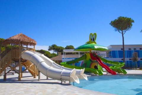 Aire de jeux avec toboggans et pataugeoire au Camping Village Cavallino, parc de vacances en Vénétie, Italie.
