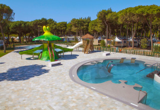 Børnevenlig swimmingpool og vandlegeplads med rutsjebaner på Camping Village Cavallino i Veneto, Italien.