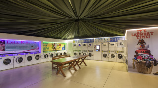 Lavandería autoservicio en hu Park Albatros Village, parque vacacional familiar en la Toscana, Italia.