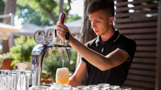 Un camarero sirve cerveza de barril en hu Park Albatros Village, un parque vacacional en la Toscana, Italia.