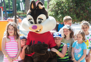 Børn, der poserer med en maskot i hu Park Albatros Village, en feriepark i Toscana, Italien.