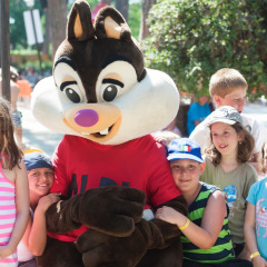 Niños posando con una mascota en hu Park Albatros Village, un parque vacacional en la Toscana, Italia.