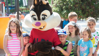 Niños posando con una mascota en hu Park Albatros Village, un parque vacacional en la Toscana, Italia.