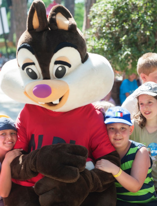 Niños posando con una mascota en hu Park Albatros Village, un parque vacacional en la Toscana, Italia.