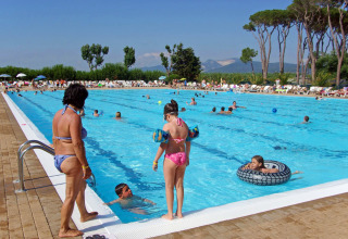 Ferieparkets store swimmingpool med gæster, børn og voksne, i hu Park Albatros Village, Toscana, Italien.