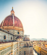 Vista de la cúpula de la catedral de Florencia, capturada cerca de San Vincenzo en la Toscana, Italia.