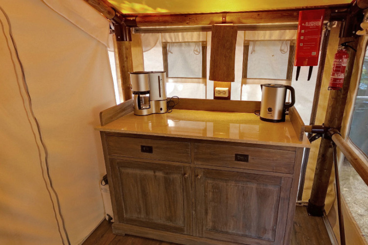 Área de cocina en SunLodge Jungle en Camping Village Cavallino, Italia, con hervidor y cafetera visibles.