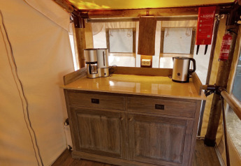 Área de cocina en SunLodge Jungle en Camping Village Cavallino, Italia, con hervidor y cafetera visibles.
