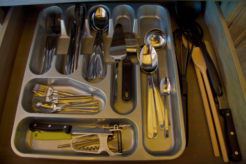 Cassetto portaposate con posate e utensili da cucina al SunLodge Jungle nel Camping Village Cavallino, Italia.