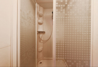 Cabine de douche moderne à portes vitrées décorées, SunLodge Redwood, Camping Village Cavallino, Italie.