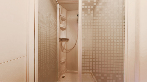 Cabine de douche moderne à portes vitrées décorées, SunLodge Redwood, Camping Village Cavallino, Italie.