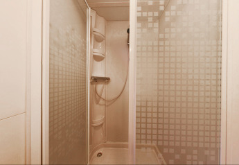 Cabine de douche moderne à portes vitrées décorées, SunLodge Redwood, Camping Village Cavallino, Italie.