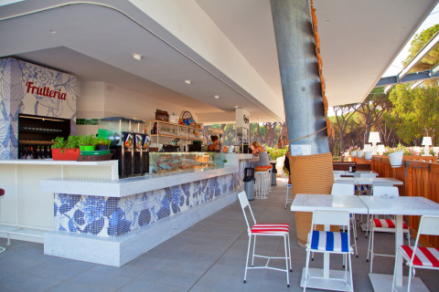 Área moderna de bar y cafetería en Camping Village Roma Capitol, un parque vacacional en la Toscana, Italia.