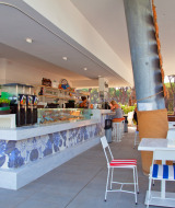 Área moderna de bar y cafetería en Camping Village Roma Capitol, un parque vacacional en la Toscana, Italia.