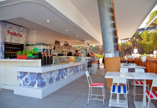 Billede af en moderne bar og café i Camping Village Roma Capitol, en feriepark i Toscana, Italien.