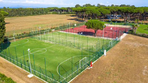 Luchtfoto van sportvelden bij Camping Village Roma Capitol in Toscane, Italië, omringd door natuur.