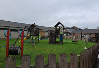 Legeplads med trægynger og rutsjebane på Camping de Speld, feriepark i Sydholland, Nederlandene.