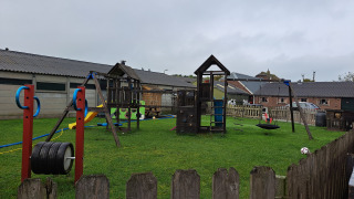 Spielplatz mit Holzgeräten im Camping de Speld, einem Ferienpark in Südholland, Niederlande.