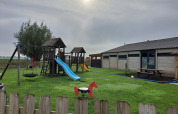 Parco giochi con scivoli e altalene sull'erba al Camping de Speld, villaggio vacanze in Olanda Meridionale, Paesi Bassi.