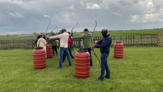 Groupe de personnes faisant du tir à l’arc au Camping de Speld, parc de vacances en Hollande-Méridionale.