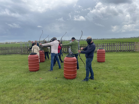 Gruppo di persone che pratica tiro con l’arco al Camping de Speld, parco vacanze in Olanda Meridionale.