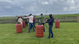 Gruppe von Menschen beim Bogenschießen im Ferienpark Camping de Speld in Südholland, Niederlande.