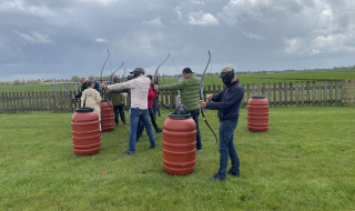 Grupo de personas practicando tiro con arco en Camping de Speld, parque vacacional en Holanda Meridional.
