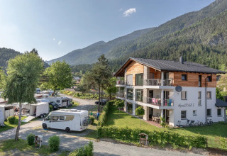 Photo d’un parc de vacances avec caravanes, vue sur la montagne et hébergement glamping moderne.
