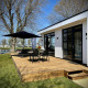 Udendørs terrasse ved Villa Maritiem i MarinaPark Bad Nederrijn, Holland, med havemøbler og parasol.