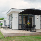 Moderne lodge Villa Maritiem med træterrasse og havemøbler i MarinaPark Bad Nederrijn, Holland.