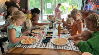Niños decoran panqueques juntos durante una actividad divertida en Camping Emmen, Drenthe, Países Bajos.