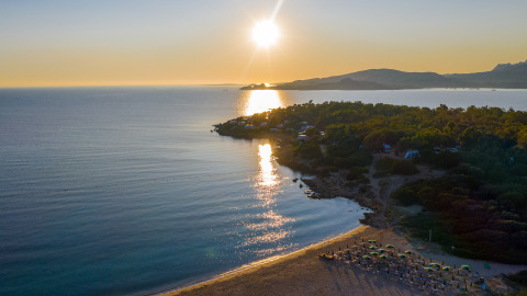 Atardecer en el parque vacacional Centro Vacanze Isuledda en Cerdeña, Italia, con playa y mar.