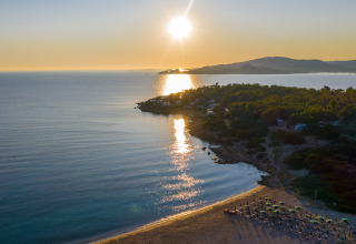 Solnedgang over Centro Vacanze Isuledda feriepark i Sardinien, Italien med strand og havudsigt.