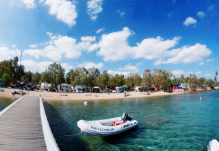 Zicht op strand en mobilhomes bij Centro Vacanze Isuledda, vakantiepark op Sardinië, Italië.
