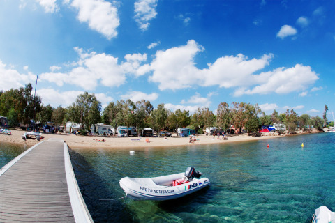 Zicht op strand en mobilhomes bij Centro Vacanze Isuledda, vakantiepark op Sardinië, Italië.