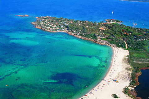 Vista aérea de Centro Vacanze Isuledda, parque de vacaciones en Cerdeña, Italia, junto a playas turquesas.