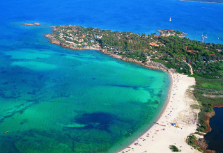 Luftfoto af Centro Vacanze Isuledda feriepark i Sardinien, Italien med krystalklart turkis vand.