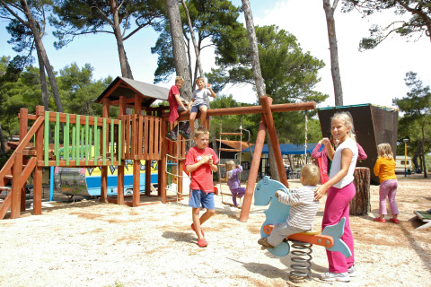 Niños jugando en el parque infantil de Camping Village Poljana, un parque vacacional en Primorje-Gorski Kotar, Croacia.