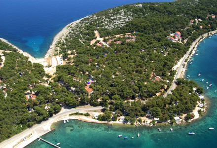 Vista aérea de la costa y vegetación cerca de Mali Losinj, en Primorje-Gorski Kotar, Croacia.
