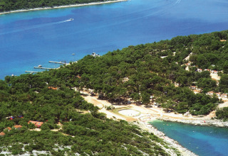 Vue aérienne du Camping Village Poljana, parc de vacances boisé au bord de la mer en Primorje-Gorski Kotar, Croatie.