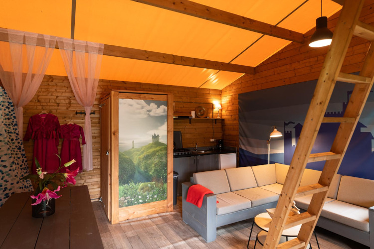 Interno della tenda safari Ridder & Prinsessen huisje al Beloofde Land nei Paesi Bassi con costumi.