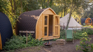 Cabaña Premium - Solo Panoroma Pod en RØSTIG, Países Bajos, rodeada de vegetación y naturaleza.