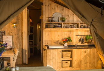 Cucina e zona pranzo in legno a SunLodge Bintulu, Camping Village Poljana in Croazia, atmosfera accogliente.
