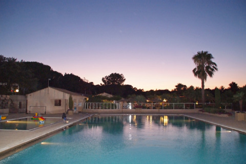 Swimmingpool ved solnedgang på Camping Leï Suves feriepark i Provence-Alpes-Côte d'Azur, Frankrig.