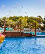 Piscina infantil con figuras de animales y fuentes de agua en Camping Leï Suves, Provenza, Francia.