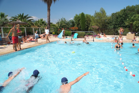 Persone che si divertono in piscina al Camping Leï Suves, Provenza-Alpi-Costa Azzurra, Francia, durante l'estate.