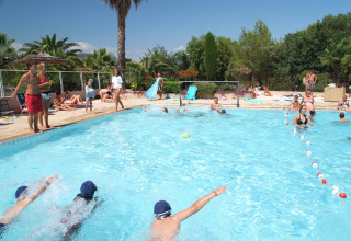 Ferieparkets swimmingpool ved Camping Leï Suves i Provence-Alpes-Côte d’Azur, Frankrig, med børn og voksne.