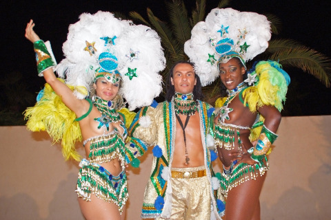 Tres bailarines con coloridos trajes de carnaval en Camping Leï Suves, Provenza-Alpes-Costa Azul, Francia.