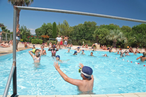 Børn leger i swimmingpoolen på Camping Leï Suves feriepark i Provence-Alpes-Côte d’Azur, Frankrig.