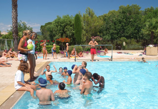 Børn og voksne nyder aktiviteter ved poolen på Camping Leï Suves i Provence-Alpes-Côte d’Azur, Frankrig.